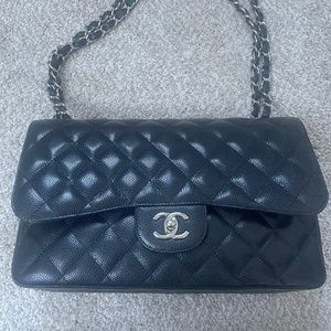 Chanel Jumbo Flap Bag. Black caviar leather.
